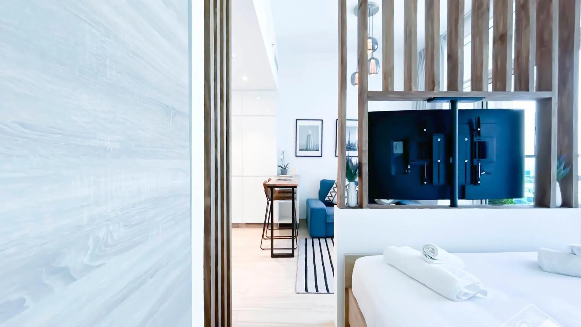 Balcony Bliss Cozy Studio With Marina Views Dubai